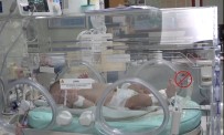 Burdur'da Kapi Önüne Terk Edilen Bebegin Tedavisi Yogun Bakimda Devam Ediyor