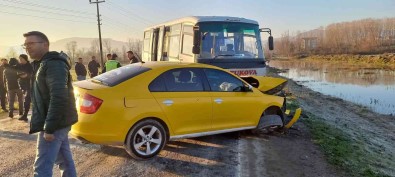 Ögrenci Servisi Ile Taksi Kafa Kafaya Çarpisti Açiklamasi 8 Yarali