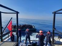 Yunanistan'in Türk Kara Sularina Ittigi 113 Düzensiz Göçmen Kurtarildi