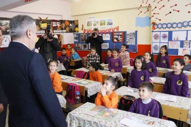 Adana'da 516 Bin 775 Ögrenci Karne Aldi