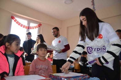 Karadeniz Eregli Yurt Müdürlügünden Köy Çocuklarina Karne Hediyesi