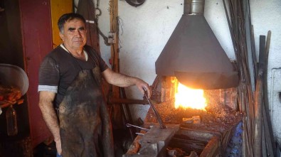 Karamanli Demirci 52 Yildir Körügün Basinda Demiri Isliyor