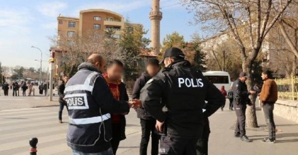 İçişleri Bakanlığı eş zamanlı denetimi açıkladı: 909 aranan şahıs yakalandı 15 kayıp çocuk bulundu