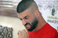 Avustralyali Turist 18 Dakikada 550 Çöp Sis Yedi, Rekortmen Rakibi Yemegi Birakip Saskinlikla Izledi