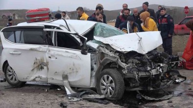 Elazig'da Otomobil Kamyona Çarpti Açiklamasi 2 Yarali