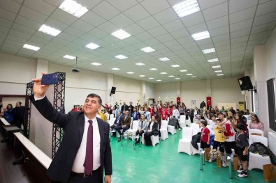 Gençler, Genç Kahraman Mehmet Kamil'i Andilar
