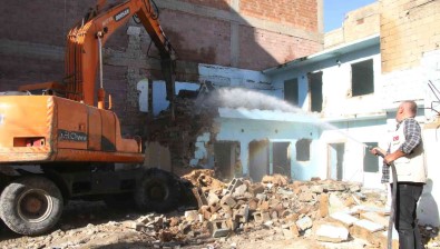 Haliliye'de Riskli Ve Metruk Yapilar Yikiliyor