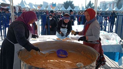 Hamsi Festivali'nde Kuymak Için Uzun Kuyruk Olustu