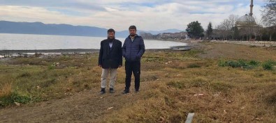 Iznik Gölü'nde Mahsur Kalmislardi, Simdi Teknelerini Ariyorlar