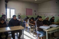 Suriye'deki Savasta Gözlerini Kaybeden Siviller, Aldiklari Egitimle Yeniden Okuyabiliyor