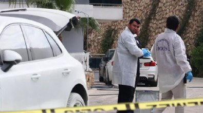 Tam 4,2 milyon liralık ilan sonrası site bahçesindeki lüks otomobil kundaklandı!