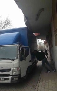 Yüksekligi Hesaplayamadi, Kamyoneti Balkon Duvarina Sikistirdi
