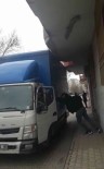 Yüksekligi Hesaplayamadi, Kamyoneti Balkon Duvarina Sikistirdi