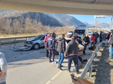 Amasya'da Iki Otomobil Çarpisti Açiklamasi 5 Yarali