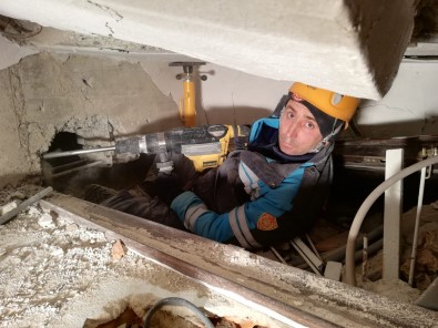 Elazig Depreminin Simgesi Azize'nin Gerçek Kahramani Ortaya Çikti