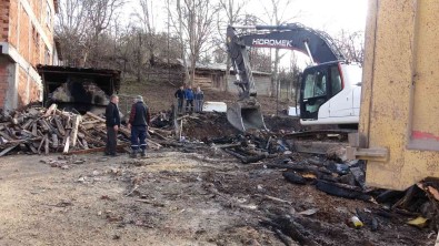 Yangindan Damadi Ve Kizi Sayesinde Kurtuldu, Evinden Geriye Sadece Enkazi Kaldi