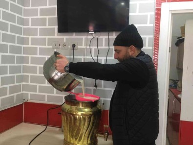 Dedesinin 50 Yillik Meslegini Yasatiyor, Topladigi Saleplerle Kis Mevsiminde Içleri Isitiyor