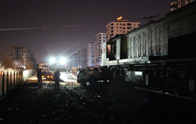 Diyarbakır'da tren otomobile çarptı: Dört yaralı