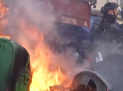 Fransa'da emeklilik protestosu büyüyor: Göstericiler Paris sokaklarını savaş alanına çevirdi
