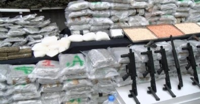 İstanbul'da 11 ilçede zehir tacirlerine operasyon! 3 bin 916 şüpheli yakalandı
