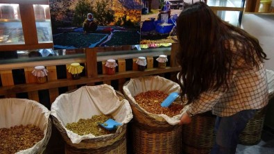 Yüksekova'da Organik Ürün Satisina Ve Yöresel Yemeklere Kadin Eli Degdi