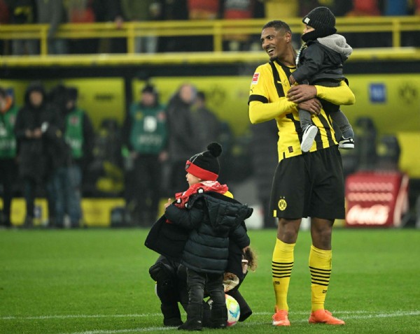 Testis kanserini yenen Sebastien Haller tüm dünyaya umut verdi! Borussia Dortmund kazandı...