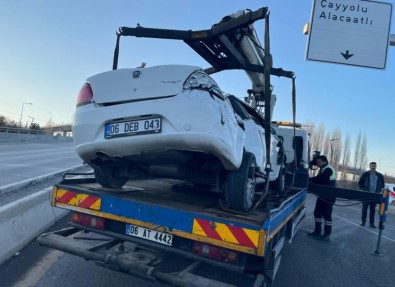 Ankara'da Kontrolden Çikan Otomobil Karsi Seride Uçtu Açiklamasi 1'I Agir 3 Yarali