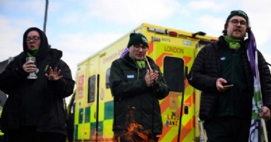 Avrupa'da grev dalgası! İngiltere’de ambulans çalışanları sokaklara döküldü...