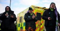 Avrupa'da grev dalgası! İngiltere’de ambulans çalışanları sokaklara döküldü...