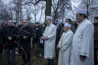 Aynı yerde Kur'an-ı Kerim meali ve karanfil dağıtıldı: Stockholm Türkiye Büyükelçiliği önünde saygı programı
