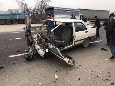 Bursa'da Feci Kaza Açiklamasi Otomobil Ikiye Bölündü, 3 Kisi Yaralandi