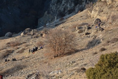 Hafif Ticari Araç 300 Metrelik Uçurumdan Asagi Düstü Açiklamasi 1 Ölü