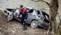 Korkunç kaza! 5 kişi vardı...Dere yatağına uçtu