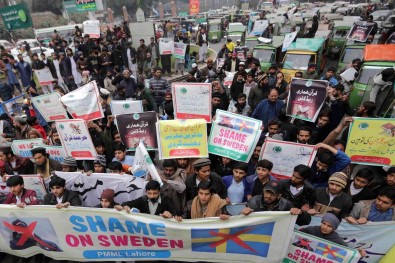 Pakistan'da Yüzlerce Kisi Isveç'te Kur'an-I Kerim Yakilmasini Protesto Etti