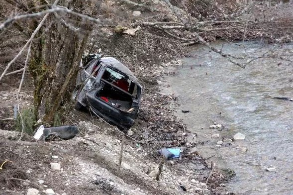 Korkunç kaza! 5 kişi vardı...Dere yatağına uçtu