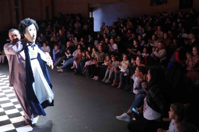 Antalya'da Çocuklar Tiyatro Dolu Bir Tatil Geçiriyor