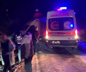 Kaza Yerine Giden Iki Ambulans Buzlanma Nedeniyle Yoldan Çikti