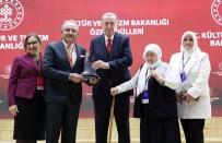 Kenan Yavuz, Ödülünü Cumhurbaskani Erdogan'in Elinden Aldi Haberi