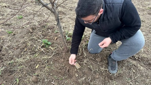 Bahçesindeki parlayan cisimden tarih çıktı!