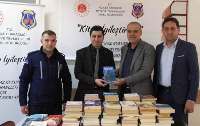 Baskan Uzundemir'den Kitap Bagisi