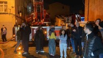Fatih'te 3 Katli Bina Alev Alev Yandi Açiklamasi 1 Kisi Üçüncü Kattan Atlayarak Kurtuldu