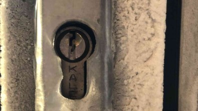 Kars Eksi 15'I Gördü, Kapi Kilitleri Dondu