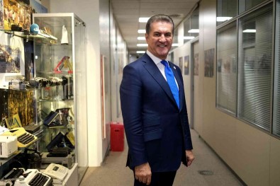 TDP Genel Baskani Mustafa Sarigül'den Isveç Basbakani'na Incil Hediyesi