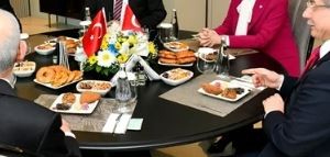 6'lı masada liderlerin yemek keyfi