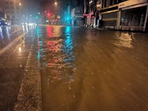 İzmir'de yine aynı manzara: Sağanak yağışın ardından sokaklar göle döndü