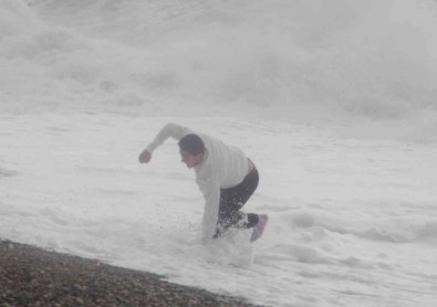 Dev Dalgalarin Arasinda Tehlikeye Aldirmadilar