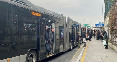 İstanbul'da arızalanan metrobüs, seferlerde aksamaya neden oldu...