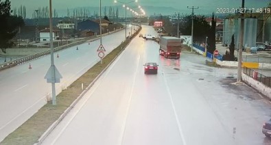 Köprü Korkuluguna Çarpan Araç Savruldu, Kaza Ani Kameraya Yansidi