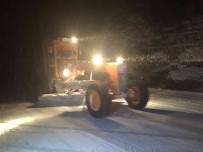 Antalya-Konya Karayolunda Kar Kalinligi 20 Santime Ulasti, Araçlar Yolda Kaldi