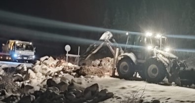 Karda Mahsur Kalan 5 Kisi, 4 Saatlik Çalismayla Kurtarildi